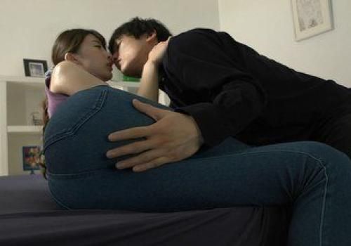 Làm chuyện ấy với cô vợ trẻ đẹp dáng chuẩn của lão sếp